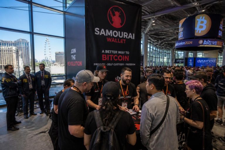 the fbi faces backlash at the las vegas bitcoin conference as the bitcoin community shows strong support for samourai wallet developers, highlighting tensions within the crypto world.